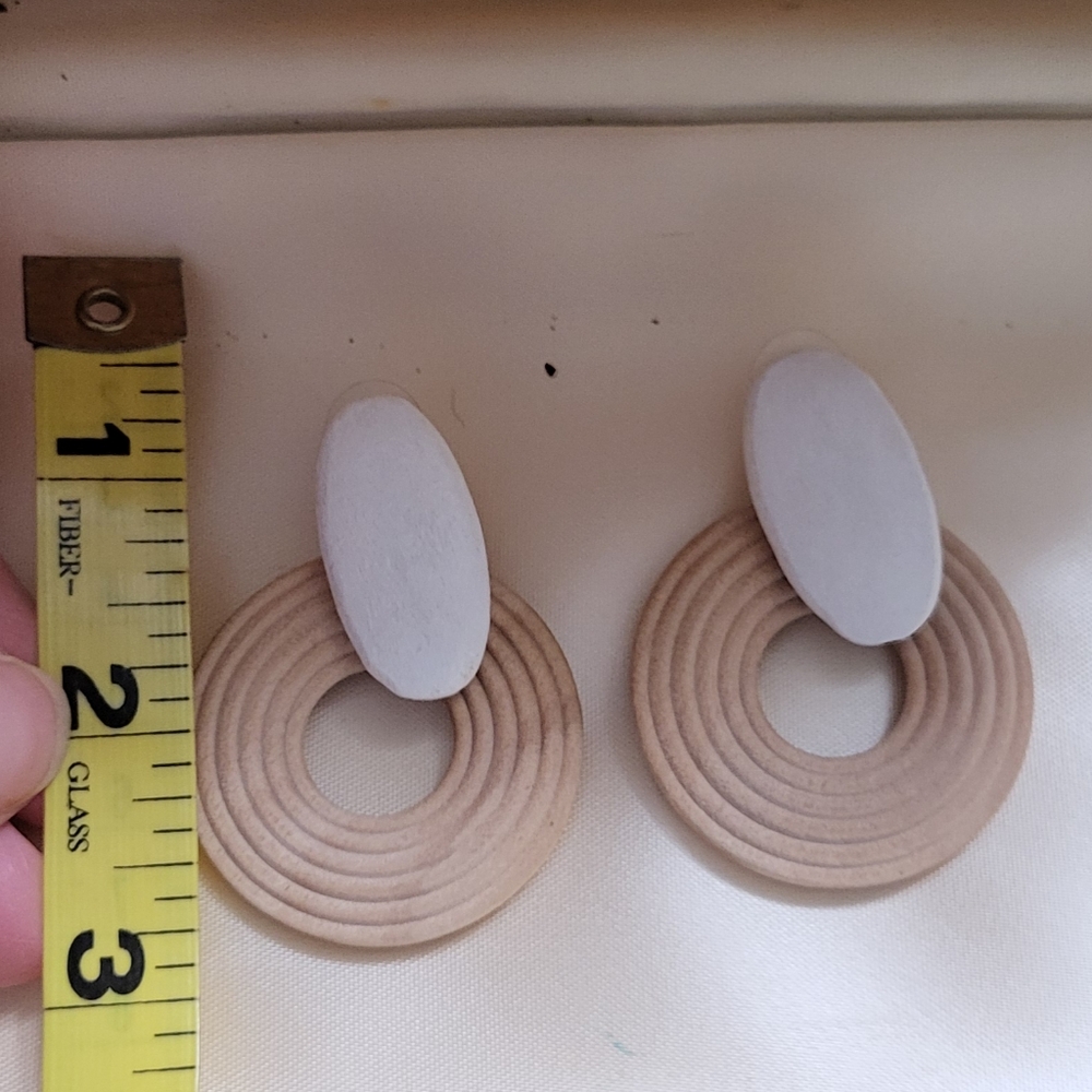 Elegant White and Tan Earrings - Picture 3 of 4